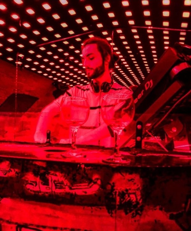 Le Panic Room nightclub Paris dj mixing music red lights