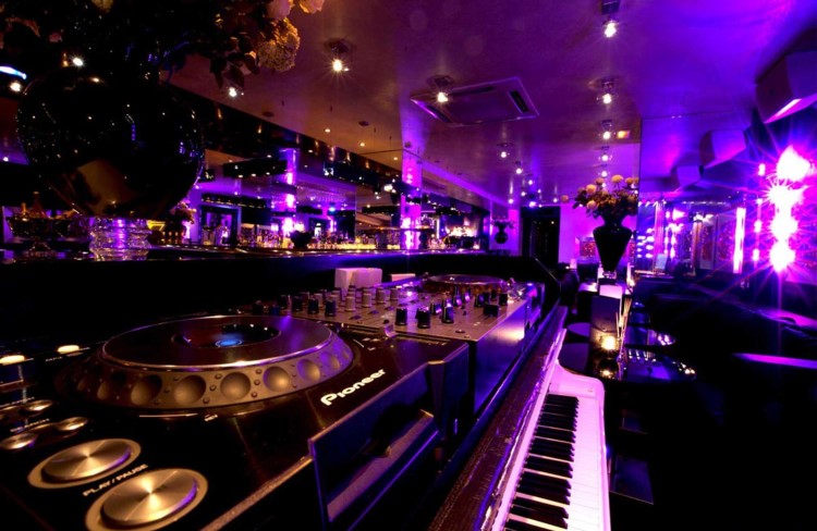 le quai nightclub st tropez dj set view of the club at night with colored lights