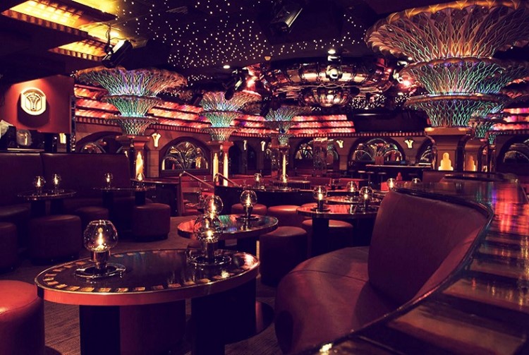 Soirée dans la boîte Les Caves VIP à St Tropez. Trouvez des promoteurs pour la liste des invités sur Clubbable