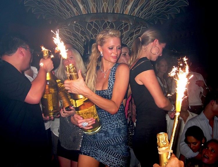 Soirée dans la boîte Les Caves VIP à St Tropez. Trouvez des promoteurs pour la liste des invités sur Clubbable