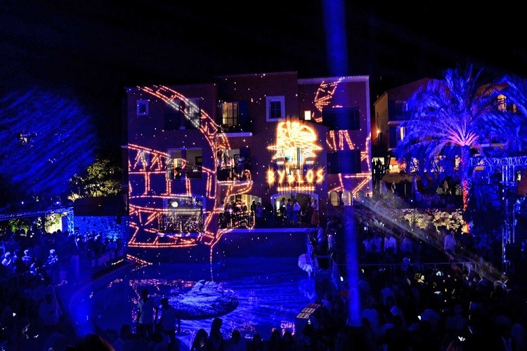 Soirée dans la boîte Les Caves VIP à St Tropez. Trouvez des promoteurs pour la liste des invités sur Clubbable