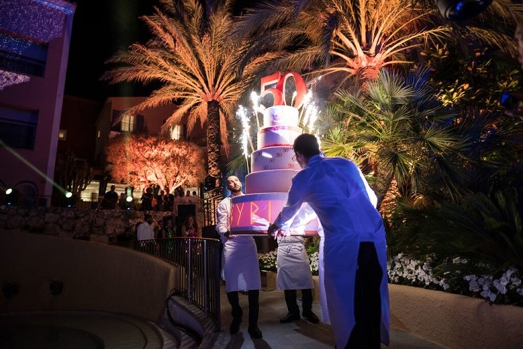 Les Caves nightclub Saint Tropez lights people having fun