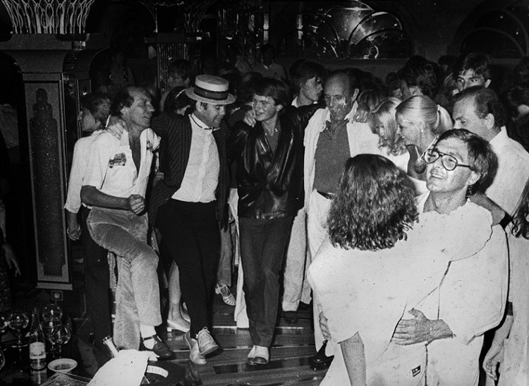 Les Caves nightclub Saint Tropez event people socialising