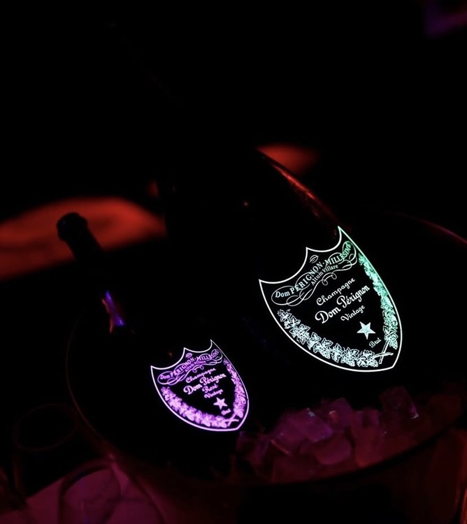 Petrecere la Lilly's Club club VIP în St Tropez. Găsește promoteri pentru guest list în Clubbable