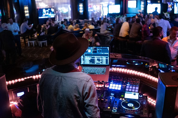 Lily Bar and Lounge in Las Vegas live dj music dance all night have fun techno house mix