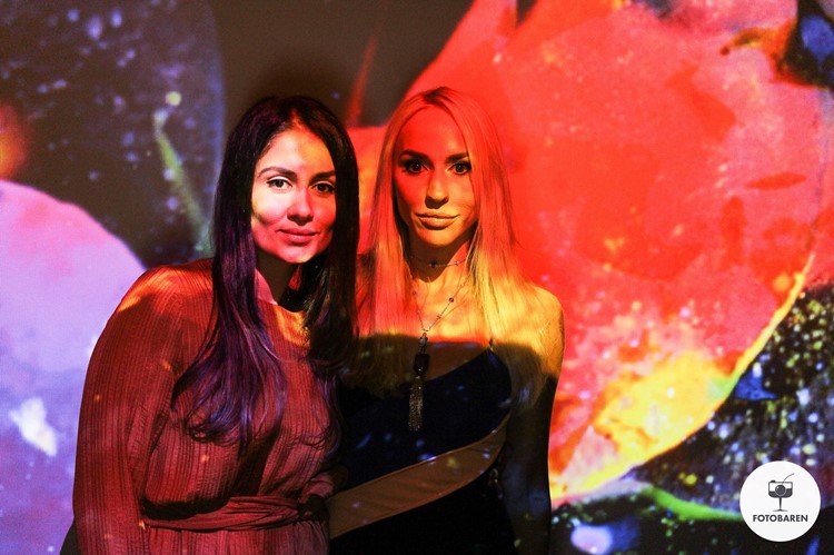 Ling Ling club nightclub Oslo two sexy girls blonde brunette fun party event