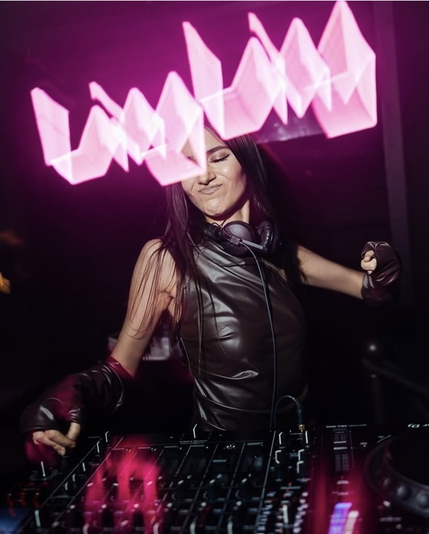 Party at LingLing VIP nightclub in Dubai. Find promoters for guest list in Clubbable