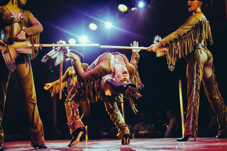 Lio in Mykonos 28 oct. 2025