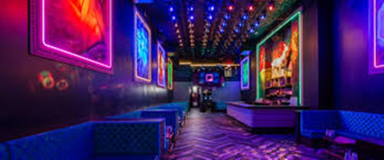 Party at LiqrBox VIP nightclub in Chicago. Find promoters for guest list in Clubbable