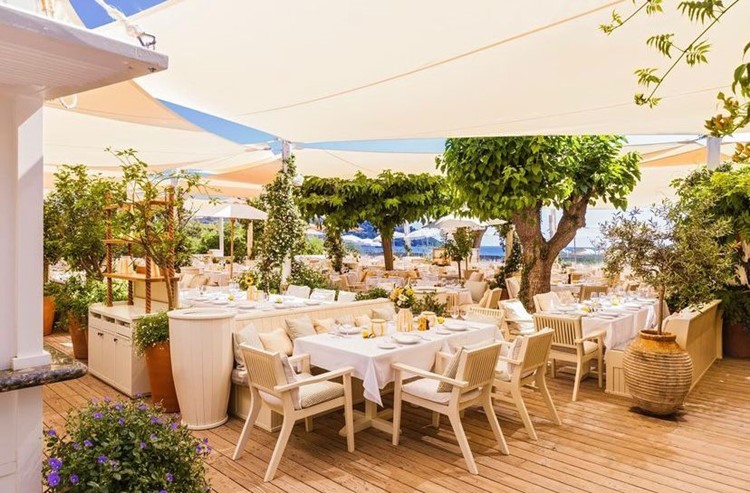 Party at LouLou VIP nightclub in St Tropez. Find promoters for guest list in Clubbable