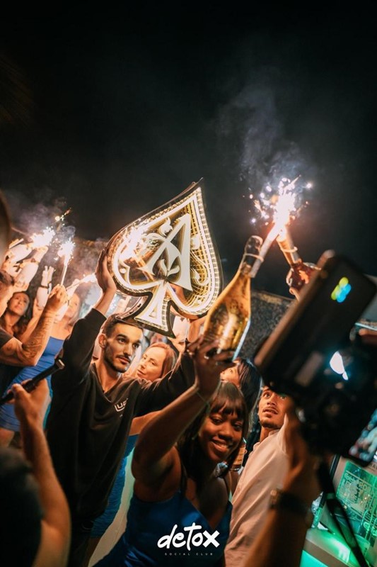 Lust in Rio nightclub Lisbon two pretty women blonde brunette havig fun