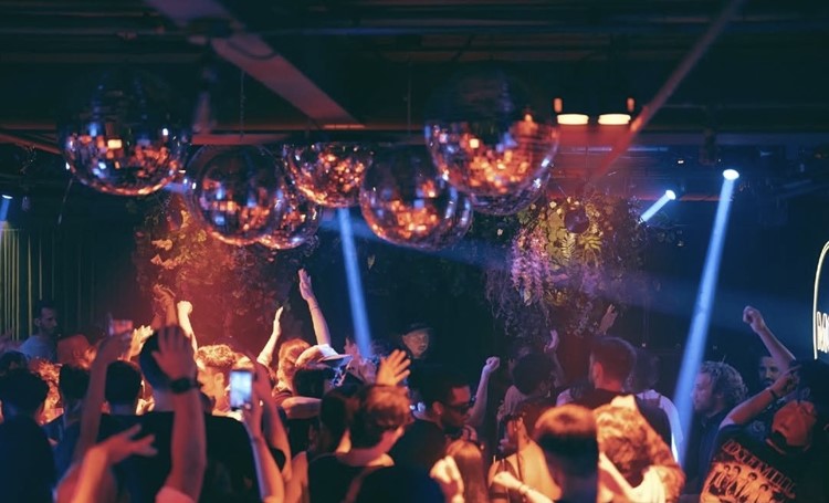 Soirée dans la boîte MODE VIP à Miami. Trouvez des promoteurs pour la liste des invités sur Clubbable