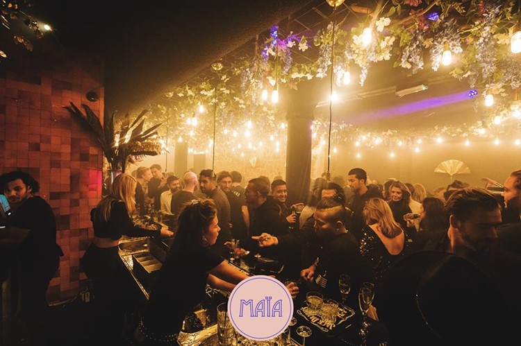 Maïa nightclub Amsterdam fun night lights show amazing decor crowd dancing 