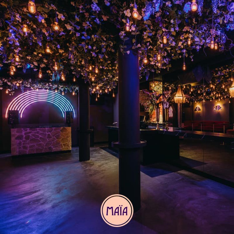 Maïa nightclub Amsterdam view of the club flowers lights interior design bar view