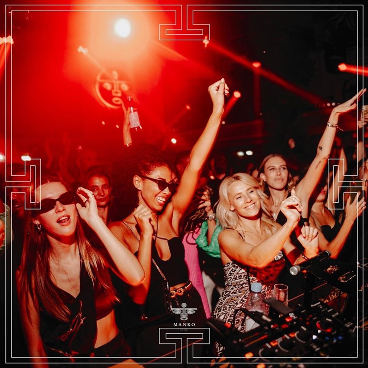 Manko nightclub Paris blonde brunette girls dancing dance floor fun