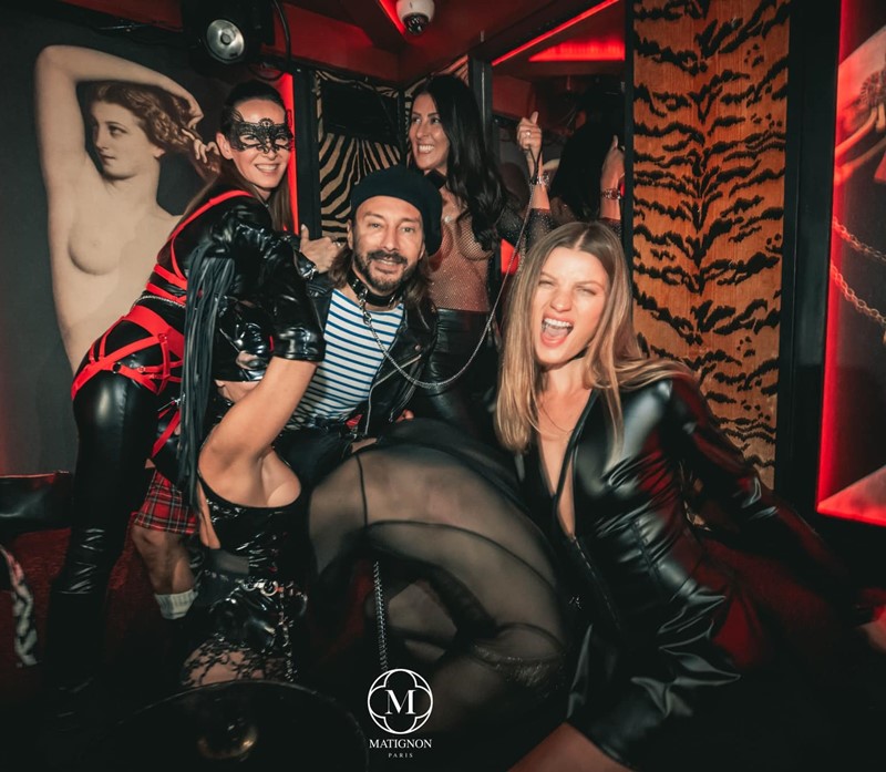 Matignon nightclub Paris crowd having fun dancing