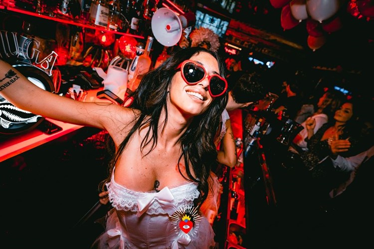 Medellin nightclub Paris girl having fun brunette guest list dance all night where to go out