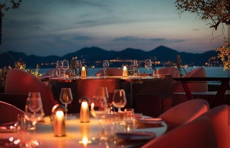 Medusa nightclub Cannes view of the dining area