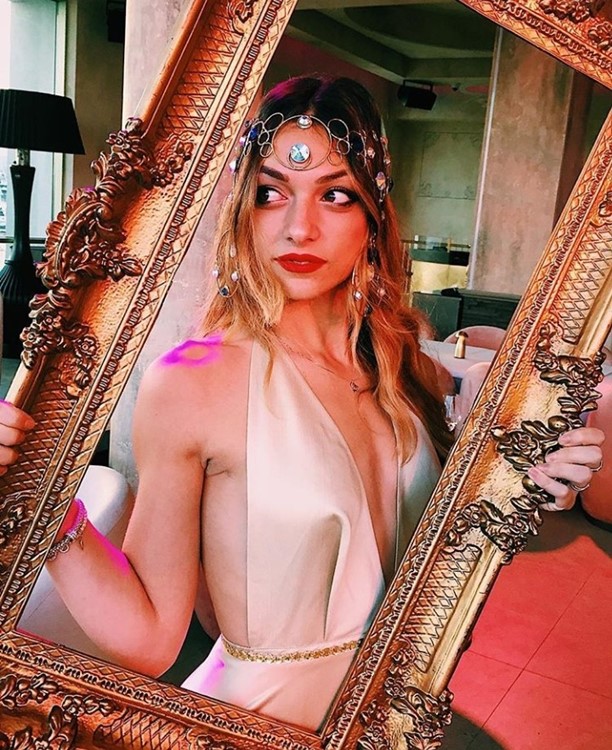 Medusa nightclub Cannes pretty blonde girl elegant bohemian style holding golden frame