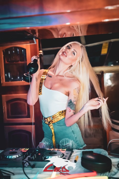 Mega Yacht club Dubai pretty DJ blonde girls mix music party