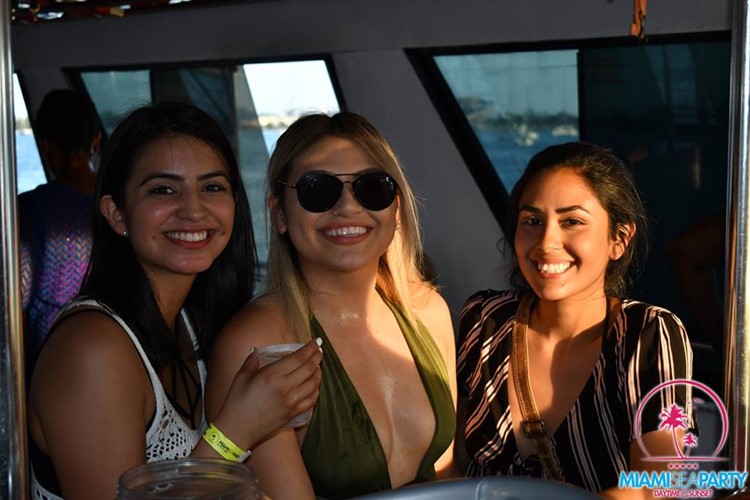 Miami Sea Party boat sexy girls in swimsuits
