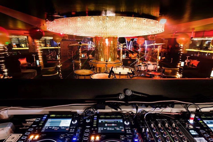 Soirée dans la boîte Mirage VIP à Marbella. Trouvez des promoteurs pour la liste des invités sur Clubbable