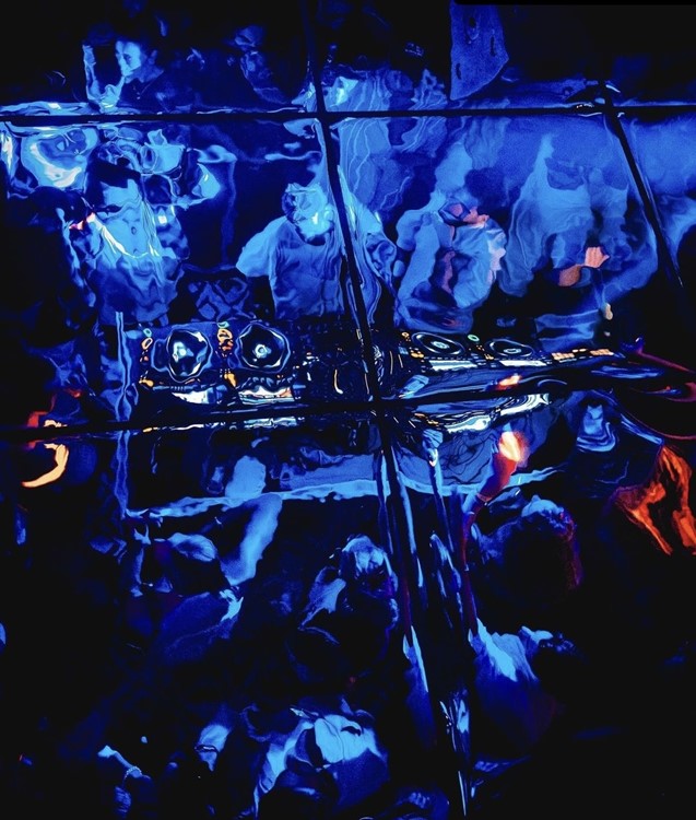 Party at Mirage VIP nightclub in Paris. Find promoters for guest list in Clubbable