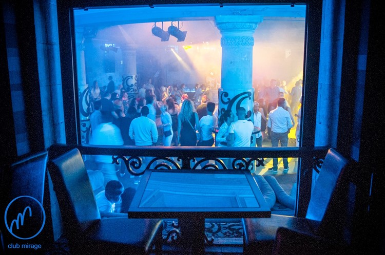 Mirage Club nightclub Warsaw vip room bottle service alcohol vodka champagne