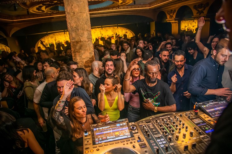 Misericordia The Club in Madrid crowd dancing having fun nightout nightclub