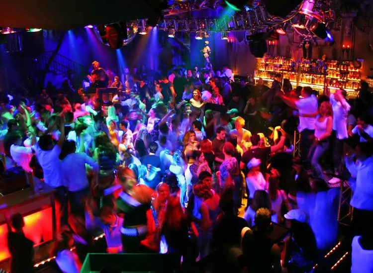 Party at MoMa VIP nightclub in Madrid. Find promoters for guest list in Clubbable