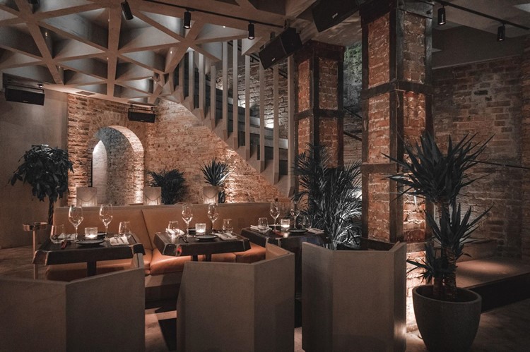 Moloko Pigalle nightclub in Paris interior boho chich modern fresh tables dinner vip sit down