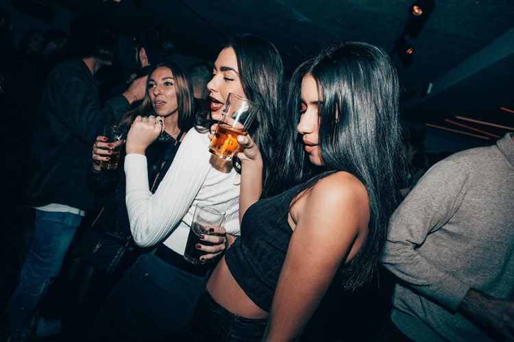 Moloko Pigalle nightclub in Paris girls dancing drinking go out tonight open during pandemic must see 