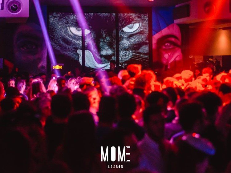 Mome nightclub Lisbon crowd dance drinks music event