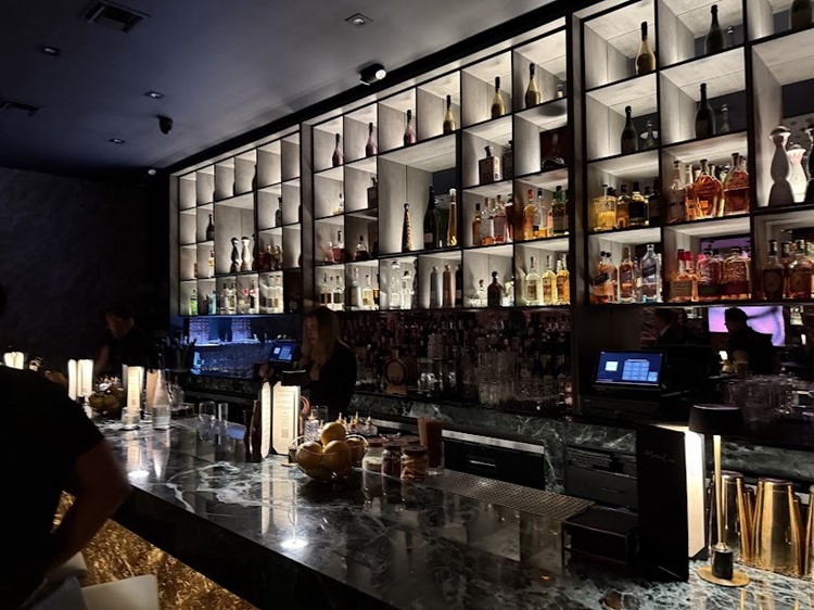 Soirée dans la boîte Mona Club VIP à Miami. Trouvez des promoteurs pour la liste des invités sur Clubbable