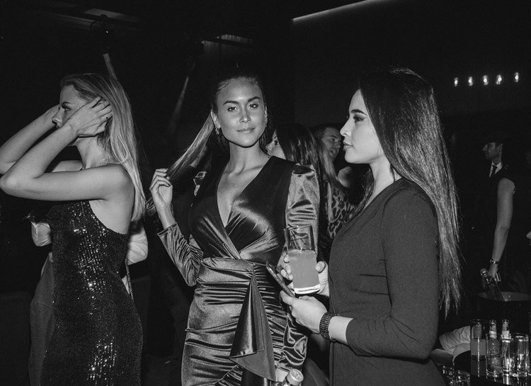 Motel Particulier club Marbella sexy ladies girls mini dress blonde brunette partying 