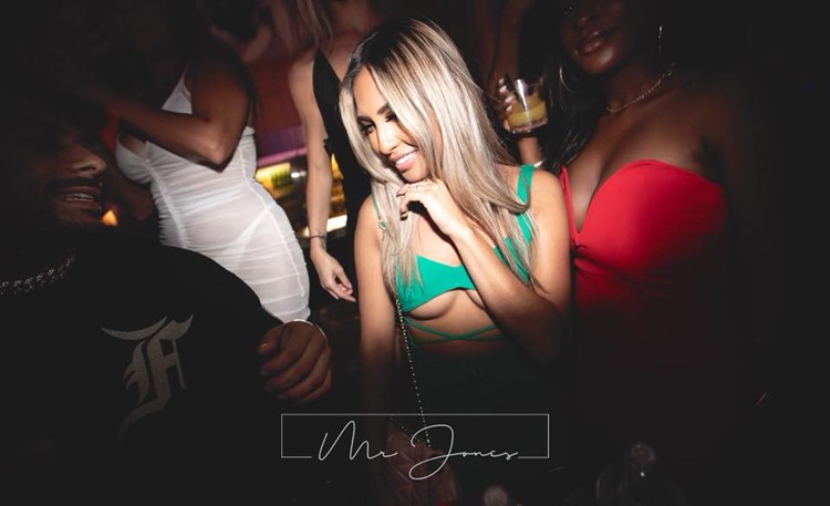Mr Jones nightclub Miami sexy blonde girl dancing