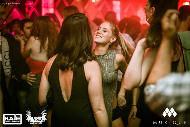 Muzique nightclub Montreal blonde girls dancing and having fun