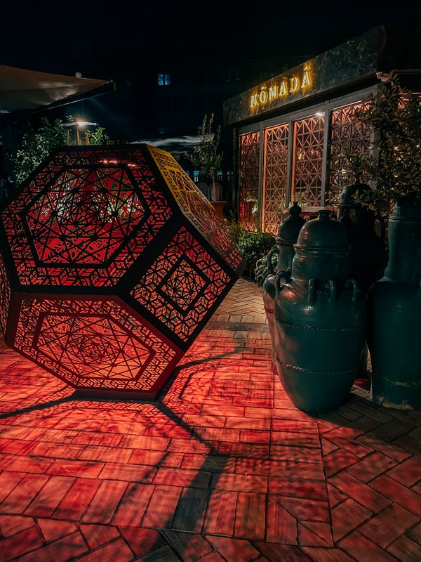 Nomada club Madrid interior indoor venue tables reserve