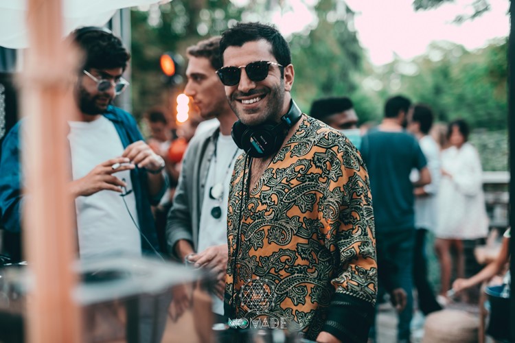 Nomade Paris club guy having fun table reservation exclusive area package