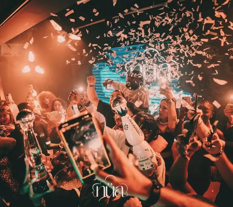 Party på Nua VIP nattklubb i Paris. Hitta promoters för gästlista i Clubbable