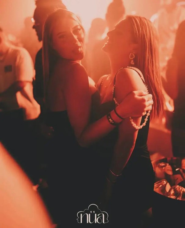 Party på Nua VIP nattklubb i Paris. Hitta promoters för gästlista i Clubbable