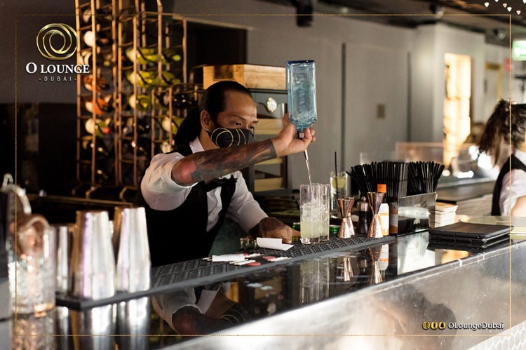 O Lounge club in Dubai bartender mix cocktails alcohol venue bar