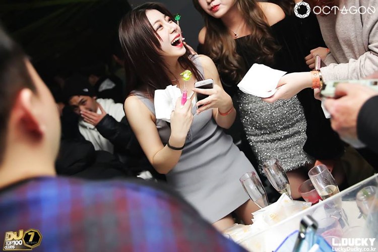 Octagon nightclub Seoul girl and boys celebrate drinks cocktails alcohol gin rum champagne expensive luxury