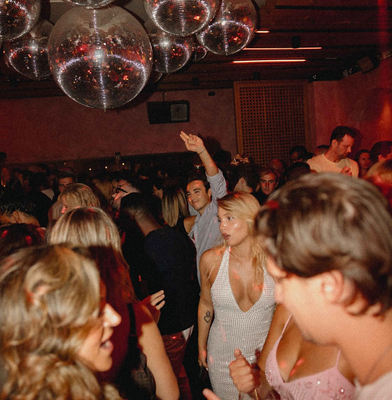 Soirée dans la boîte Pablo VIP à St Tropez. Trouvez des promoteurs pour la liste des invités sur Clubbable