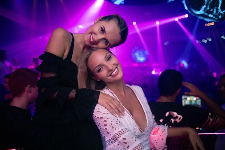 Palm Beach Club in Cannes pretty girls having fun go out tonight clubbing