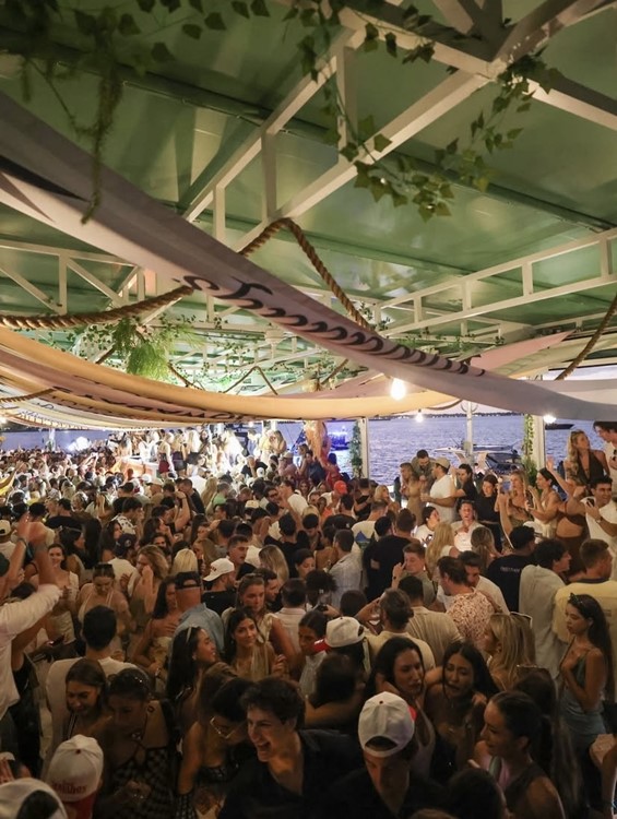 Soirée dans la boîte Palm Tree Club VIP à Miami. Trouvez des promoteurs pour la liste des invités sur Clubbable