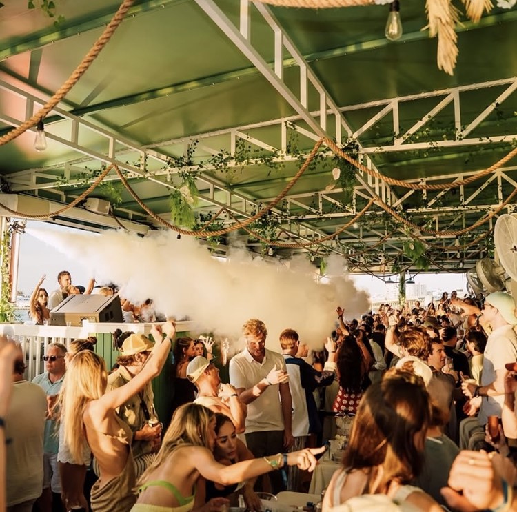 Soirée dans la boîte Palm Tree Club VIP à Miami. Trouvez des promoteurs pour la liste des invités sur Clubbable