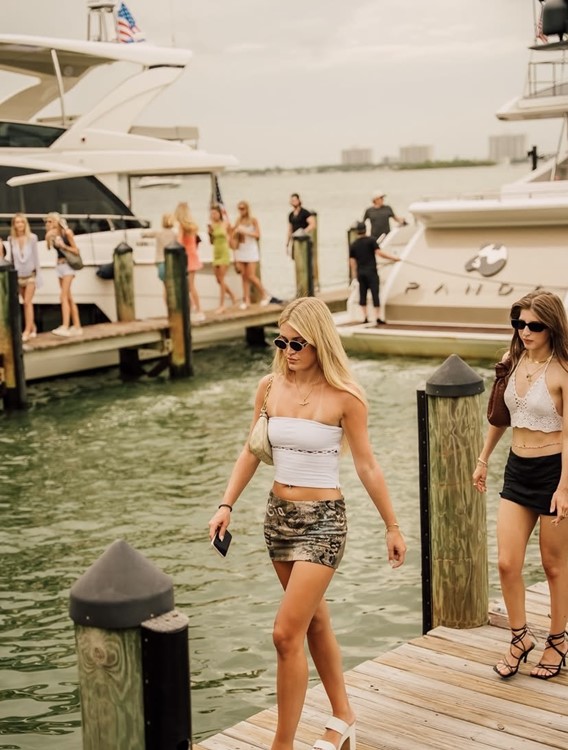 Soirée dans la boîte Palm Tree Club VIP à Miami. Trouvez des promoteurs pour la liste des invités sur Clubbable