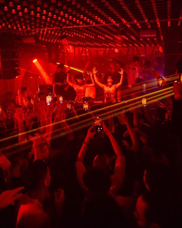 Pantheon nightclub Paris crowd dancing parying clubbing event techno house music