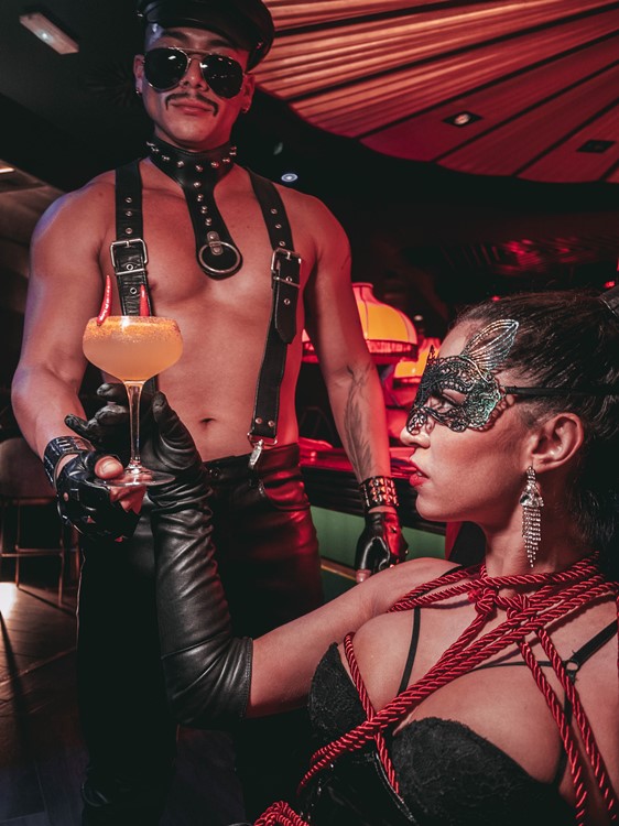 Panthera club Madrid girl waitress dancer guy drinks